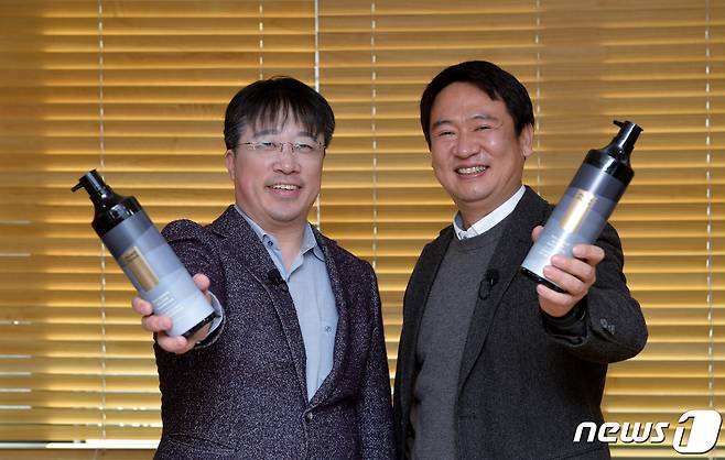 이해신 카이스트 화학과 석좌교수(왼쪽), 배형진 모다모다 대표. (모다모다 제공) © 뉴스1