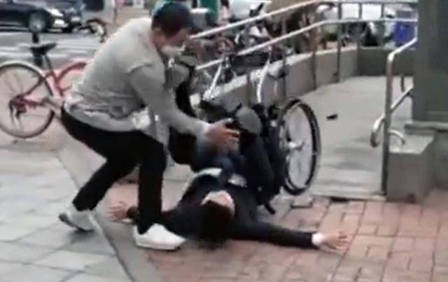 ‘휠체어 출근 챌린지’에 참여한 진성준 더불어민주당 의원이 지난 6일 서울지하철 9호선 가양역에서 국회가 있는 국회의사당역까지 휠체어를 타고 이동했다. 진 의원은 출근 도중 완만한 경사를 오르다 뒤로 넘어지는 사고가 발생했다. 진성준 의원 페이스북 게시물 캡처·뉴스1