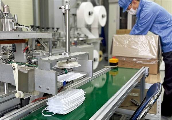 < “마스크 설비 가격도 폭락” >  정부가 마스크 의무 착용 조항을 단계적으로 폐지할 가능성이 커지면서 포화 상태인 마스크 업체의 줄폐업이 우려된다. 7일 수도권의 한 마스크 제조업체에서 근로자들이 조업하고 있다.  /민경진 기자