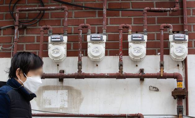 (서울=뉴스1) 유승관 기자 = 31일 서울시내 한 다세대주택 가스계량기 앞을 주민이 지나고 있다.   2022.3.31/뉴스1