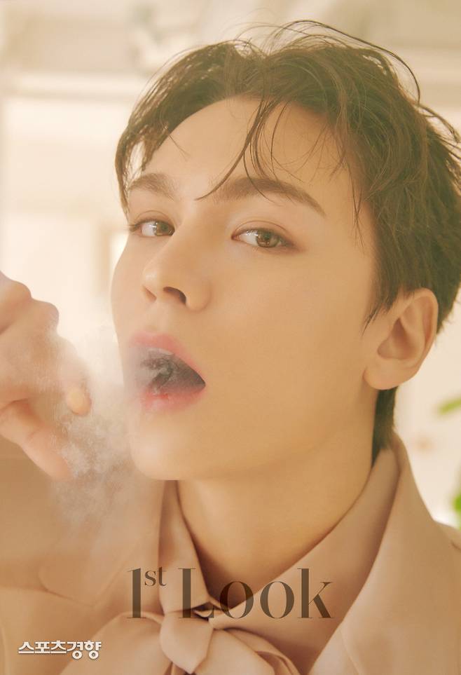 Seventeen Vernon showed a love-filled moment of a warm afternoon at the peak of spring through the magazine First Look 236.First Look released Vernons picture on the 8th.Vernon was devoted to this picture with a delicate gaze that stimulated boyhood, transparent face and excitement.He has completely digested the young mood and romantic concept that live in a fresh atmosphere.In particular, Vernon made the minds of the staff of the filming scene warm with his eyes and poses that changed every cut as well as his eyes.In the middle of the spring of 2022, first look pictures and beauty videos depicting Vernons holiday can be found in No. 236 and Instagram.