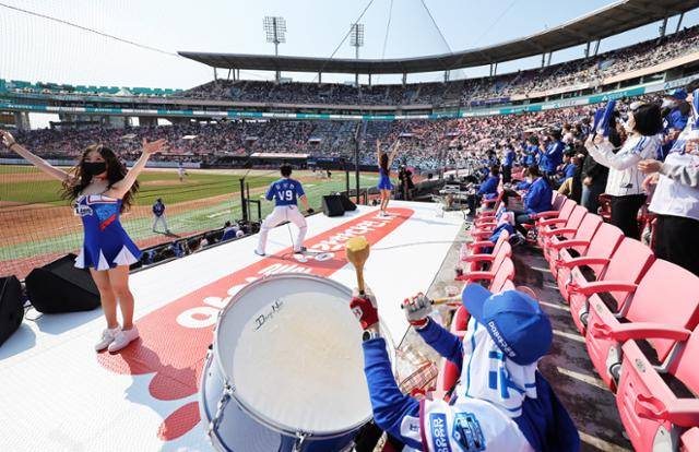 2일 경기도 수원케이티위즈파크에서 열린 2022 KBO리그 프로야구 개막전 삼성 라이온즈와 kt wiz의 경기를 찾은 시민들이 경기를 관람하고 있다. 연합뉴스