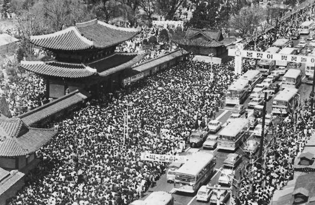 1971년 4월 20일 봄맞이 벚꽃놀이가 시작된 창경궁 앞이 나들이객으로 인산인해를 이루고 있다. 한국일보 자료사진