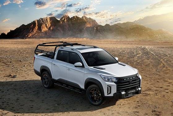 렉스턴 스포츠 칸은 어지간한 수입차보다 더 사람들의 시선을 끈다. 철조망을 뛰어넘어 시승차를 구경하러 다가온 사람도 있었다. [사진 쌍용차]