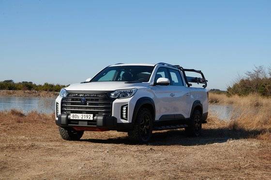 렉스턴 스포츠칸은 여느 SUV와 달리 엔진이 앞바퀴가 아닌 뒷바퀴에 동력을 전달하기 때문에 운전석에서 느낄 수 있는 진동이 한층 덜하다. [사진 쌍용차]