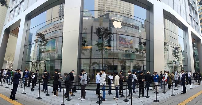 9일 오전 서울 중구 명동에 오픈하는 애플 명동 앞에서 고객들이 입장을 기다리고 있다.[뉴시스]