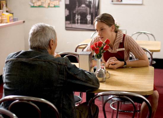 딸에게 보낸 그의 편지는 한 번도 응답 받은 적이 없었다. 매주 성당을 찾아가 기도해도 신의 존재는 느낄 수 없었다. 그러나 매기는 그의 삶에 계속해서 존재하고, 그의 인간적 요구에 계속해서 응답했다. 그는 그녀의 목소리에 자신 또한 응답해주는 것이 사랑이라고 결론 내린다.<사진 제공=워너브라더스>