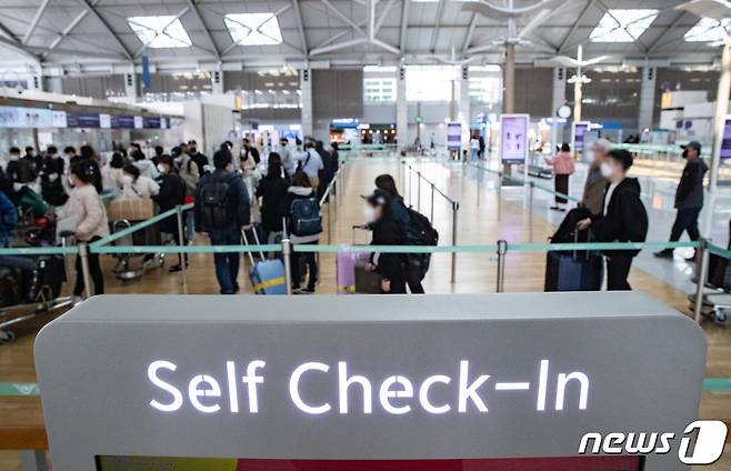 3일 오전 인천국제공항 제1터미널 출국장에서 해외여행을 앞둔 여행객들이 출국수속을 밟고 있다. 2022.4.3/뉴스1 © News1 이재명 기자