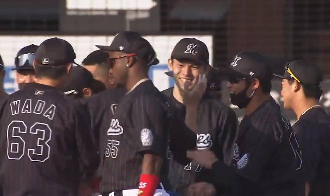 사사키(가운데)가 10일 퍼펙트게임을 달성했다. 지바롯데SNS 캡처