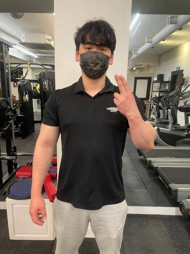 견갑하근 마사지. 비욘드 피트니스 제공