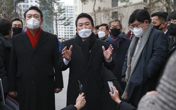 윤석열 대통령 당선인이 대선 후보 시절인 지난해 말 경기 성남 분당구 대장동 현장을 방문해 특검 수사를 촉구하는 기자회견을 마친 뒤 원희룡 전 지사 등과 함께 개발현장을 둘러보고 있다. 국회사진기자단