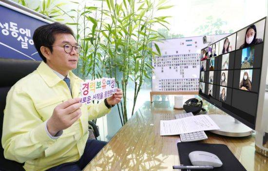 지난해 열린 경력보유여성 토크 콘서트에 참여한 정원오 성동구청장이 경력보유여성을 응원하고 있다.