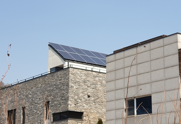 성남시 운중동 단독주택가에 설치된 태양광 발전 설비다.
