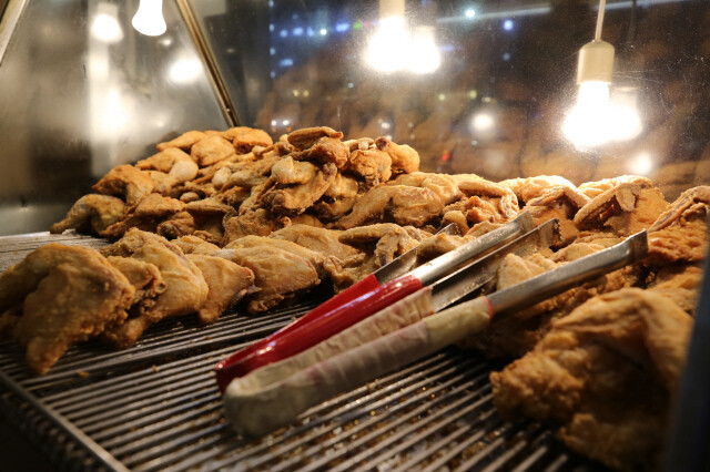‘치느님’으로 불리며 전국민의 사랑을 받는 치킨. 하지만 식용유값 폭등으로 최근 치킨집 사장님들의 한숨이 늘고 있다. 한겨레 자료사진