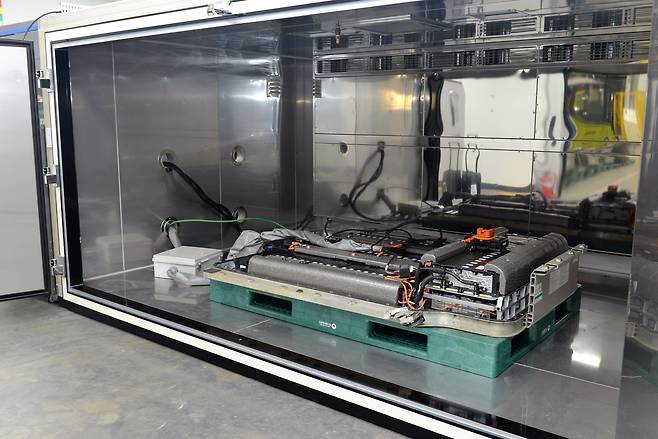 6일 경기 시흥시의 미래폐자원 거점수거센터 내에서 성능평가 중인 전기차 폐배터리. 사진 한국환경공단