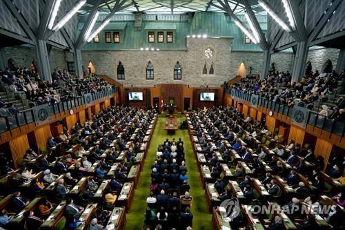젤렌스키 대통령이 지난달 15일 캐나다 의회에서 화상 연설을 하고 있다. 연합뉴스=AFP