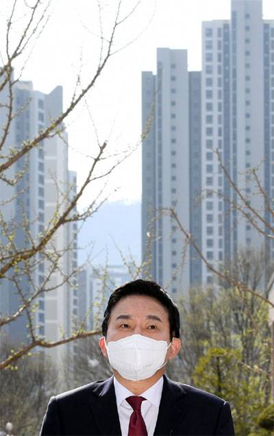 원희룡 국토교통부 장관 후보자가 11일 정부과천청사에 마련된 사무실로 출근하고 있다. [이충우 기자]