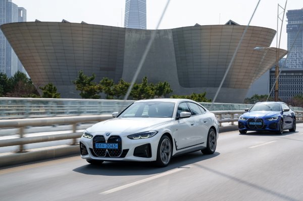 BMW 코리아가 브랜드 최초의 순수전기 그란쿠페 모델인 i4를 선보였다. 그란쿠페만의 우아하고 스포티한 디자인에, 내연기관에서 
검증된 BMW 특유의 역동적인 주행 성능을 전동화 모델에 완벽하게 구현한 상징적인 모델이다. 사진제공｜BMW코리아