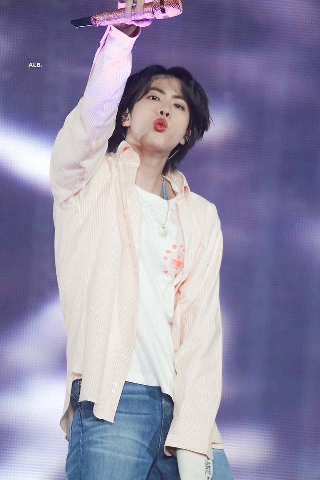 "아미는 BTS의 건전지" 방탄소년단 진, 매력의 향연 '은빛 파워'