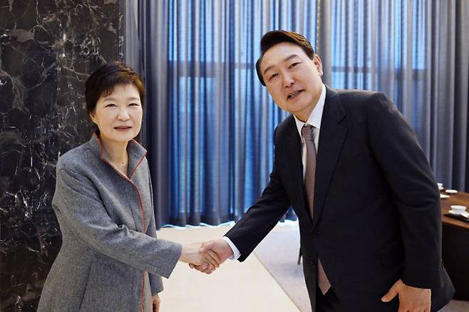 윤석열 대통령 당선인이 12일 오후 대구 달성군 유가읍에 있는 박근혜 전 대통령의 사저에 도착, 박 전 대통령과 인사하고 있다 (사진=연합뉴스)