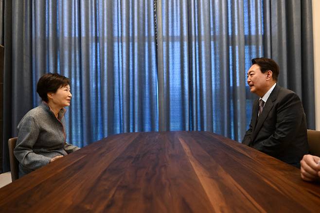 윤석열 대통령 당선인이 12일 오후 대구 달성군 유가읍에 있는 박근혜 전 대통령의 사저에 도착, 박 전 대통령을 예방하고 있다 (사진=연합뉴스)