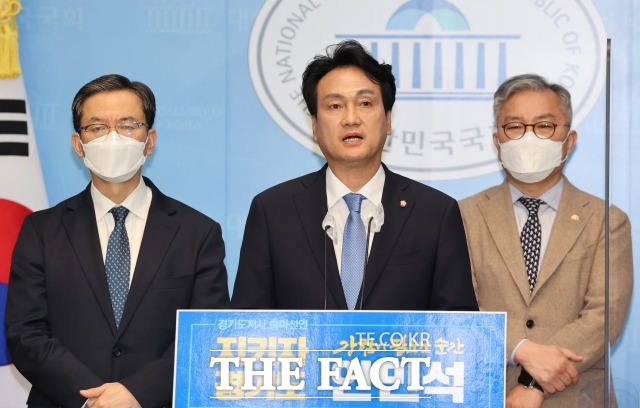 안민석 민주당 의원이 지난달 31일 오후 서울 여의도 국회 소통관에서 경기도지사 출마를 선언하고 있다. /이선화 기자