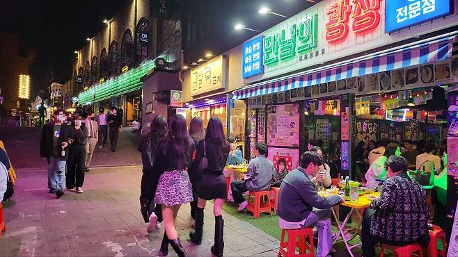 지난 10일 밤 이태원 세계음식문화거리. /김윤수 기자