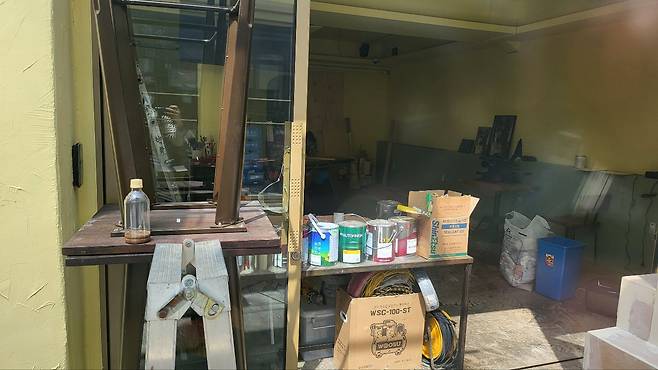 개업을 위해 인테리어 작업 중이라는 이태원 거리의 한 상가 공실. /김윤수 기자