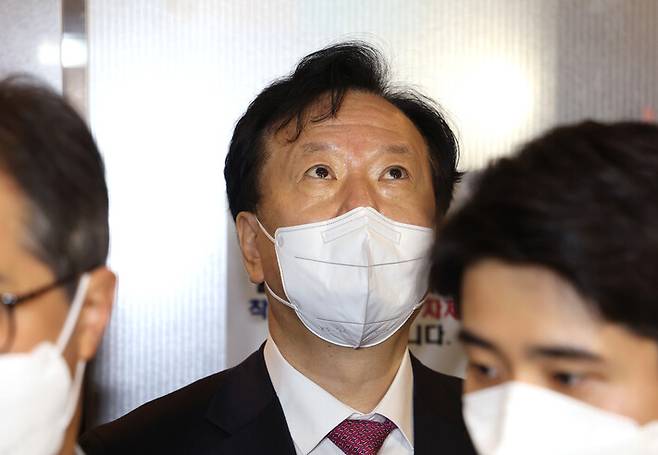 정호영 보건복지부 장관 후보자가 12일 오전 서울 서대문구 국민연금공단 충정로 사옥에 마련된 국회 인사청문회 준비 사무실로 출근하고 있다. 연합뉴스