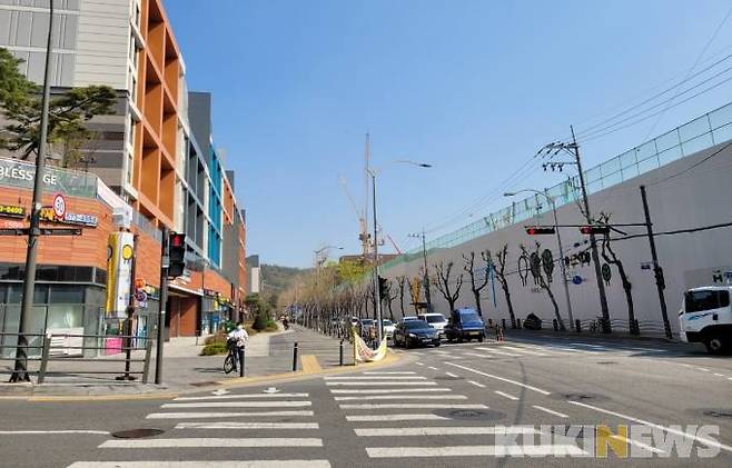 서울 강남구 개포동 구룡마을 건너편에 조성된 도심. 넓은 인도 등 쾌적한 환경이 조성됐다.&nbsp; &nbsp;사진=조현지 기자