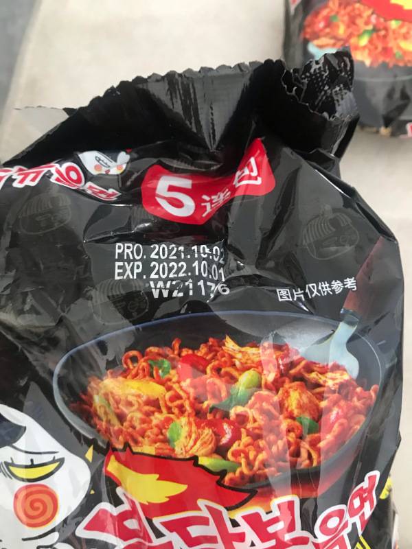 중국의 한 네티즌이 삼양식품의 불닭볶음면 수출용 제품 유통기한(12개월)이 내수용 제품(6개월)보다 길다며 올린 사진. 포장지에 유통기한이 2021년 10월 2일부터 2022년 10월 1일까지로 적혀있다. 웨이보 캡처