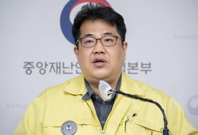 손영래 중앙사고수습본부(중수본) 사회전략반장이 8일 정부세종청사에서 코로나19 대응 비대면 정례브리핑을 하고 있다. 보건복지부 제공