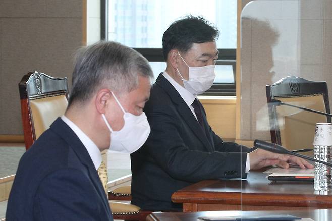 김오수 검찰총장이 11일 대검찰청에서 열린 전국지검장 회의에 참석하고 있다. 연합뉴스