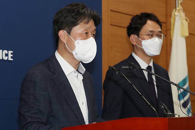 김후곤 대구지검장이 11일 서울 서초구 대검찰청 기자실에서 전국지검장회의 관련 브리핑을 하고 있다. 오른쪽은 예세민 기획조정부장. 뉴스1