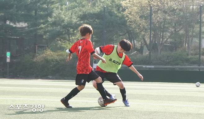 우이초등학교 여자축구부 김수빈양(왼쪽)과 홍지선양이 8일 오후 축구 연습을 하고 있다. 이두리 기자
