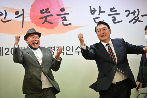 지난 8일 통의동 집무실에서 어퍼컷 세리머니를 하고 있는 윤석열 당선인과 가수 김흥국. (사진=김흥국 제공)