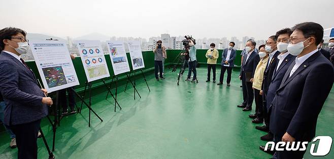 노형욱 국토교통부 장관이 30일 서울 은평구 증산4구역을 방문해 LH 관계자에게 도심 공공주택복합사업 후보지 관련 설명을 듣고 있다. 2021.6.30/뉴스1 © News1 김명섭 기자