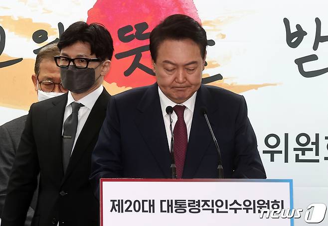 윤석열 대통령 당선인이 13일 서울 종로구 통의동 인수위에서 열린 2차 내각 발표 기자회견에서 한동훈 법무부 장관 후보자를 소개하고 있다. 2022.4.13/뉴스1 © News1 인수위사진기자단