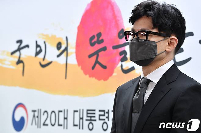 한동훈 법무부 장관 후보자가 13일 서울 종로구 통의동 인수위에서 열린 2차 내각 발표 기자회견에서 윤석열 당선인의 발표를 경청하고 있다. 2022.4.13/뉴스1 © News1 인수위사진기자단