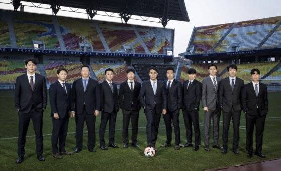 20년 만에 다시 뭉친 2002년 한·일월드컵 주역과 후배 선수들. 김형일, 이천수, 이운재, 이을룡, 송종국, 김태영, 현영민, 정경호, 김용대, 최진철, 김두현(왼쪽부터). [사진 싸이더스 SL]