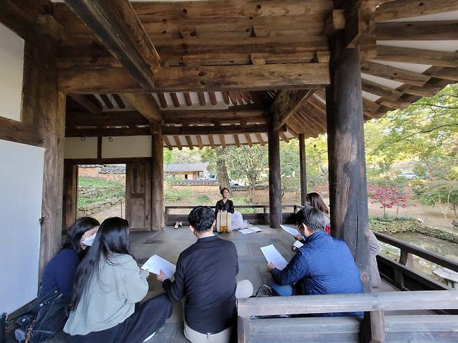 전남 보성 이진래 고택을 찾은 여행객들이 고택에서 진행된 판소리 ‘서편제’를 체험하고 있다. 전남도 제공.