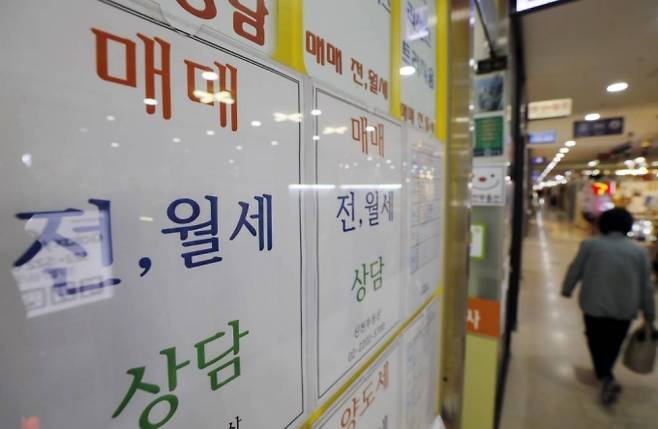 [서울=뉴시스] 고승민 기자 = 대통령직 인수위원회가 임대차3법 등을 시작으로 현 정부의 부동산 규제를 손볼 방침인 것으로 알려진 29일 서울의 한 부동산업체 모습. 규제로 마비된 시장 기능을 회복해 중장기적 안정화를 도모하겠다는 것인데, 단기적 집값 상승 등 일정기간 혼란은 불가피할 전망이다. 2022.03.29.