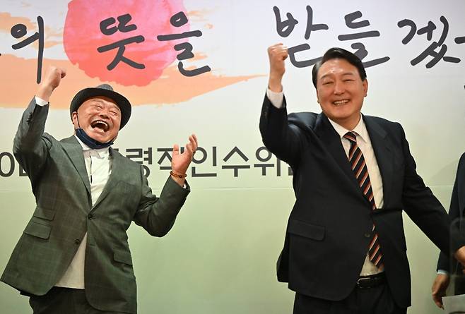 가수 김흥국 측이 지난 9일 윤석열 대통령 당선인과 어퍼컷 세리머니를 하는 사진을 공개했다. 윤 당선인은 8일 서울 대선 캠페인 당시 자신을 도운 '연예인 유세단'을 통의동 집무실로 초청해 환담했다. [김흥국 측 제공]