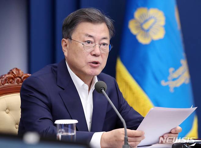 [서울=뉴시스] 김진아 기자 = 문재인 대통령이 11일 오후 청와대 여민관에서 열린 수석보좌관회의에서 발언하고 있다. 2022.04.11. bluesoda@newsis.com