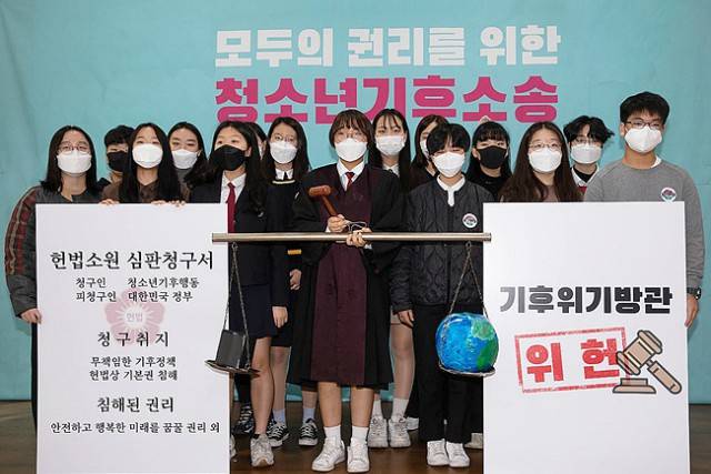 ▲ 2020년 3월13일 청소년기후행동 소속 청소년 19명은 정부와 국회가 기후변화를 방치하고 있다며 헌법소원을 제기했다. 한국에서의 첫 청소년 기후소송이었다. 2022년에는 만 5세 이하 아기들의 기후소송이 준비 중이다. ⓒ청소년기후행동