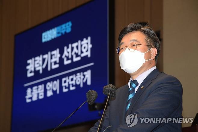 윤호중 정책의원총회 발언 (서울=연합뉴스) 이정훈 기자 = 더불어민주당 윤호중 공동비대위원장이 12일 오후 국회에서 열린 정책의원총회에서 발언하고 있다. 2022.4.12 [국회사진기자단] uwg806@yna.co.kr