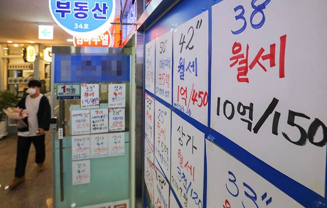 서울의 한 공인중개사무소에 아파트 시세표가 붙어 있다.(사진=뉴시스)