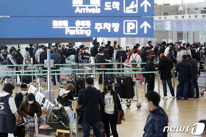 인천국제공항 제1터미널 출국장이 해외 여행을 떠나려는 여행객들로 붐비고 있다. 2022.4.1/뉴스1 © News1 민경석 기자