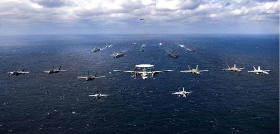 2022년 1월 22일 필리핀해 인근에서 미 태평양 함대의 일부인 에이브러햄 링컨·칼 빈슨 항공모함 타격단 등 2개의 니미츠급 미국 항모 그룹과 영국 해군의 CSG21 항모타격단(CSG21), 일본 해상자위대(JMSDF) 호위 소함대와 함께 최대 규모의 훈련을 실시했다. 일본 JS 휴가(DDH-181)의 대형 갑판에서 훈련된 26대의 F-35 라이트닝 II 합동 타격 전투기가 날아오르는 훈련도 동시에 실시했다. 사진=미 해군(U.S. Navy) 및 일본 해상 자위대(JMSDF)