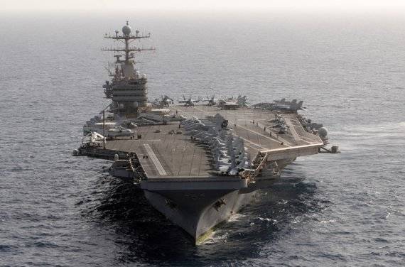 미국 해군 니미츠급 항공모함의 5번함 USS 에이브러햄 링컨(CVN-72). 이 항모 전단은 핵 추진 잠수함과 이지스 구축함, 미사일 순양함 등을 거느리고 있다. ⦁배수량 만재 10만4200t ⦁전장 346.6m ⦁선폭 76.8m ⦁흘수 11.3m ⦁추진 2×웨스팅하우스 A4W 원자로 4×증기 터빈 4축, 26만shp(194MW) ⦁속력 30노트(56km/h) ⦁항속거리 무제한 ⦁승조원 선박 : 3200여명 항공 : 2480여명 ⦁무장 2×Mk 57 Mod3 대함미사일 ⦁2×RIM-116 램 함대공 요격미사일 ⦁3×팰렁스 CIWS 근접방어시스템 ⦁탐지 장비 AN/SPS-48E 3차원 대공 레이더 · AN/SPQ-9B 목표물 획득 레이더 · AN/SPN-46 항공관제 레이더· 전자전 SLQ-32A(V) 4 대응장치 외 · SLQ-25A 닉시 어뢰 대응장치 ⦁함재기 고정익기 F-35C와 F/A-18 슈퍼호넷, E-2 호크아이 조기경보통제기 등 80여대와 무장헬리콥터 탑재. 자료=미 해군(U.S. Navy)